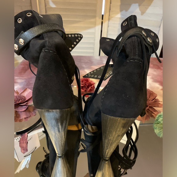 GUC 🙃Isabel Marant suede boots laser cut with 🎀 accent - Picture 4 of 8